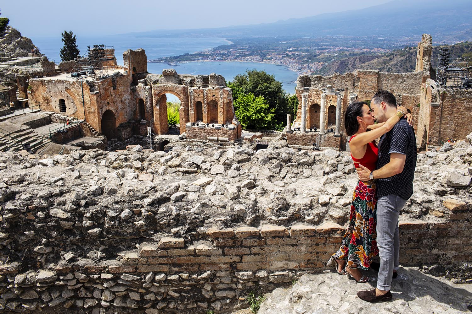 una coppia si bacia in una sessione fotografica di coppia di Nino Lombardo engagement photo session Taormina