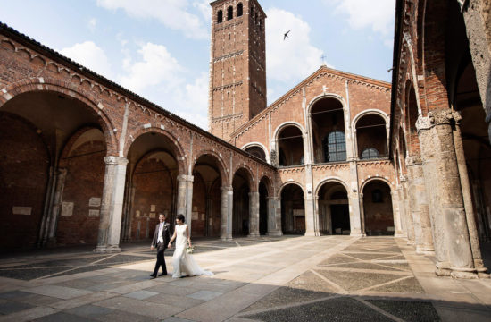 Spouses walk the cloister of the Basilica of Sant'Ambrogio, wedding photography by Nino Lombardo