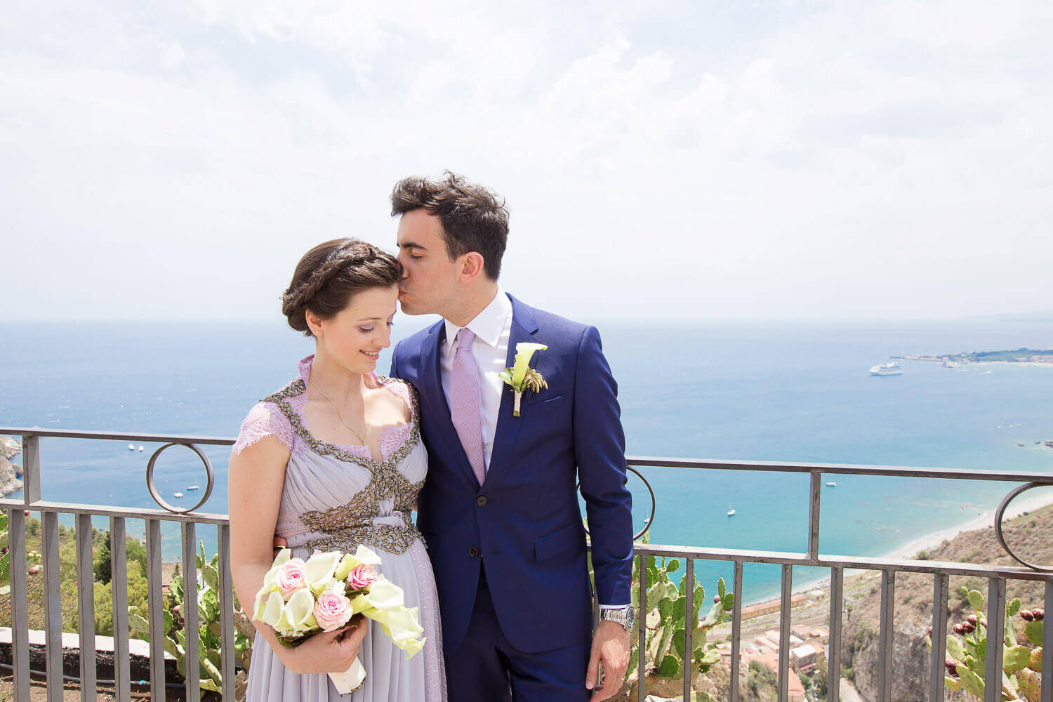 Delightful married couple at the garden of Taormina overlooking the sea, photos by marriage of Nino Lombardo