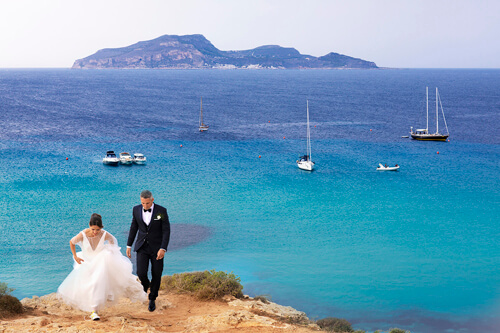 Favignana photo Spouses in Cala Rossa wedding on the island photo by Nino Lombardo