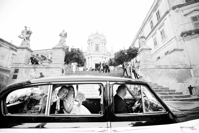 Matrimonio a Modica. Sposi in auto davanti la chiesa di San Giovanni Evangelista a Modica, foto bianco e nero