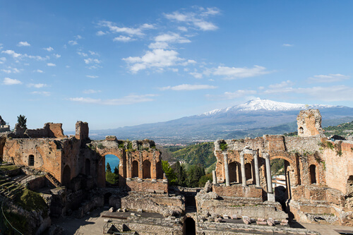Teatro di Taormina con vista sul monte Etna innevato, fotografia di Nino Lombardo