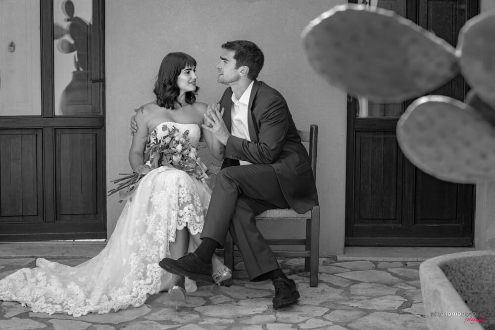 Servizio fotografico in baglio siciliano per matrimonio intimo a Castelluzzo