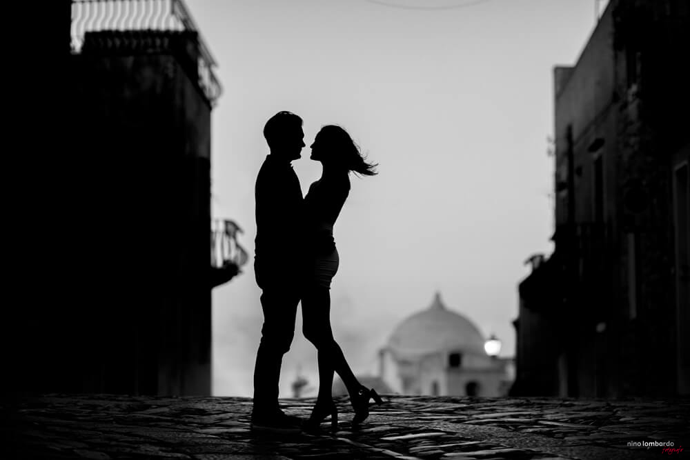 Foto proposta di matrimonio sul Monte Erice bianco e nero dei fidanzati nel servizio fotografico in Sicilia