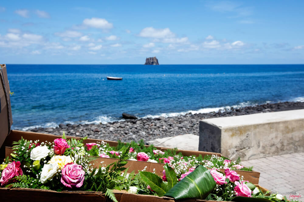 Fiori per matrimonio con lo sfondo del mare di Stromboli alle Eolie