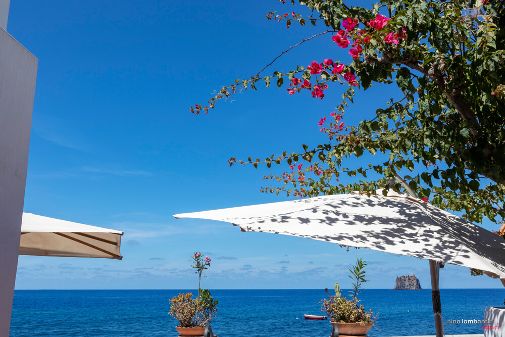 Foto panoramica del mare di Stromboli con Strombolicchio