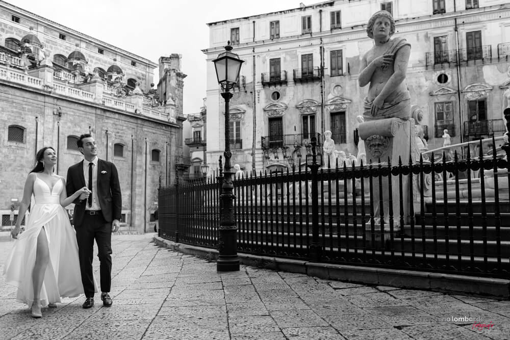 Photograph the newlyweds in Piazza della Vergogna in Sicily in black and white