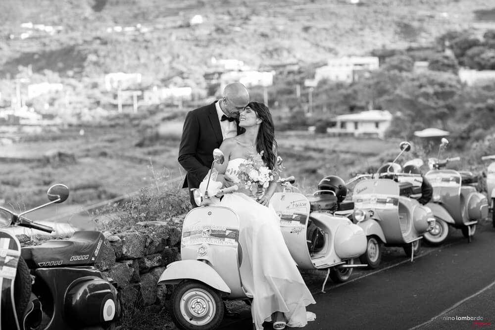 Pantelleria fotografo per i migliori matrimoni foto naturali ed esclusive  qui con la Vespa Piaggio sull'isola