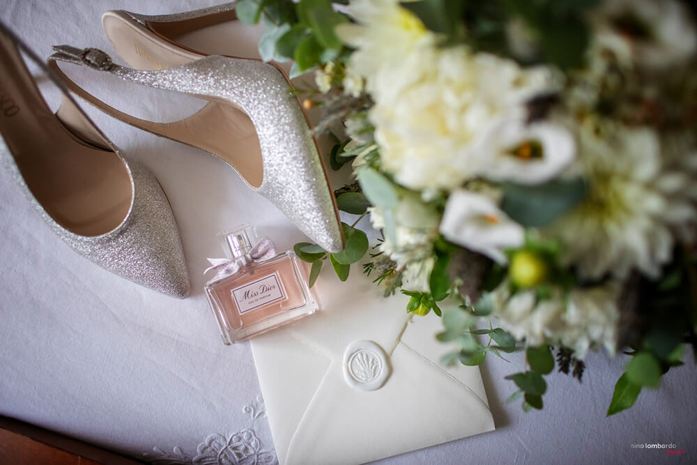 Dettaglio scarpe sposa e fiori per matrimonio a Sciacca