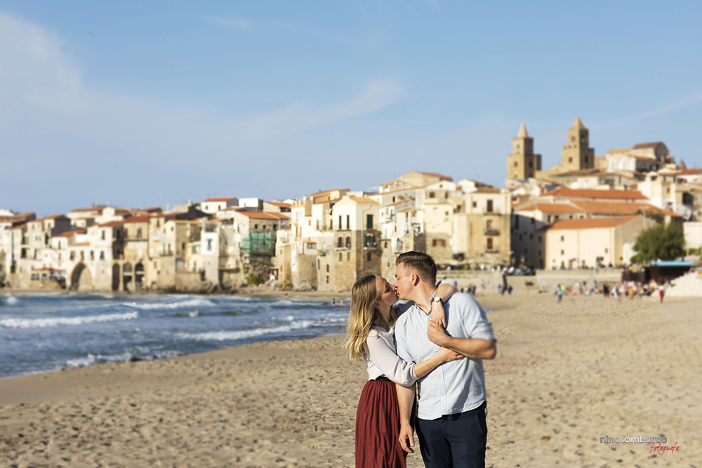 Cefalù spiaggia set The White Lotus 2 servizio fotografico proposta fidanzamento in Sicilia Foto di Nino Lombardo