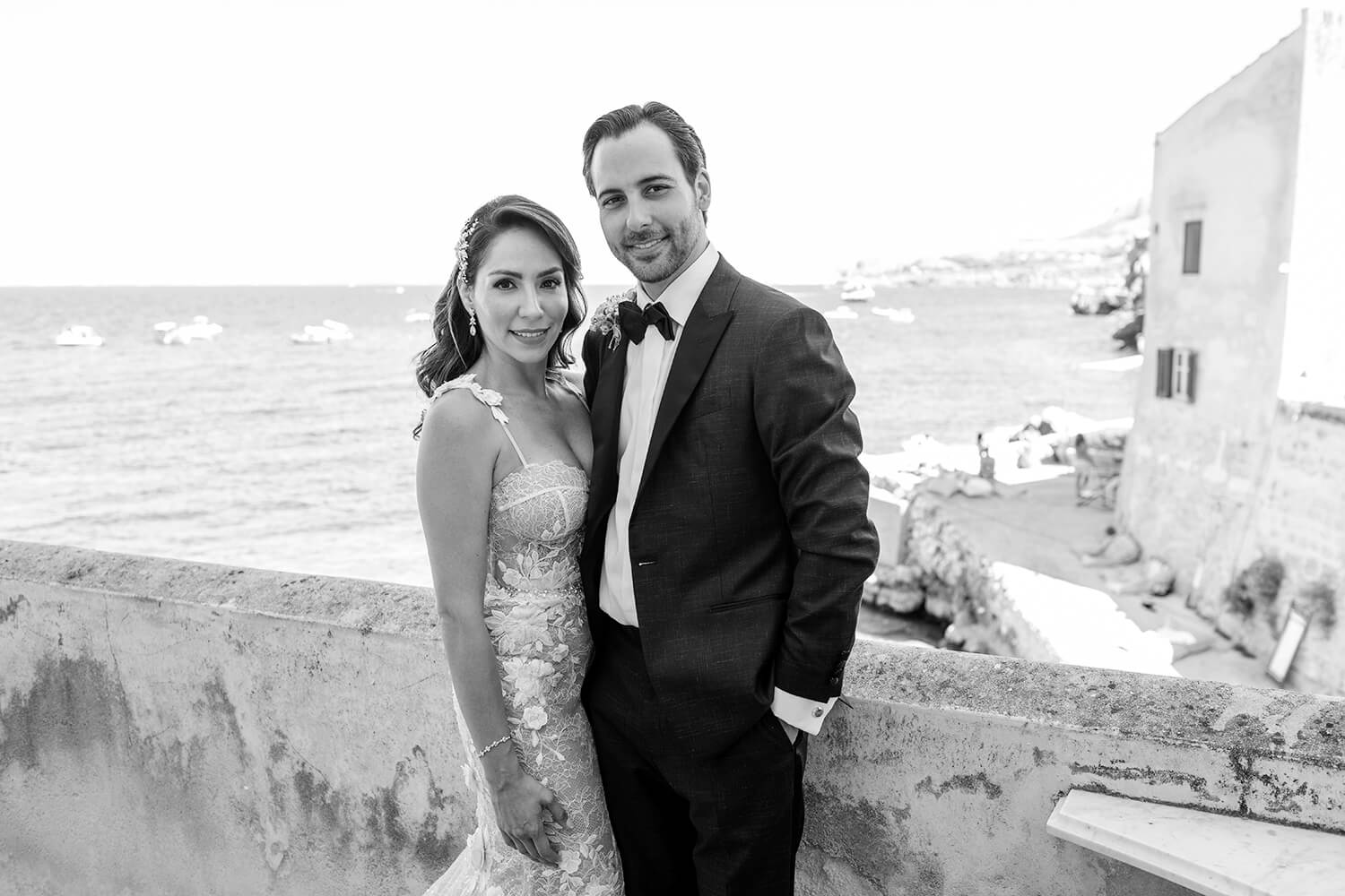 Fotografo Matrimonio Scopello Sposi ai faraglioni in bianco e nero