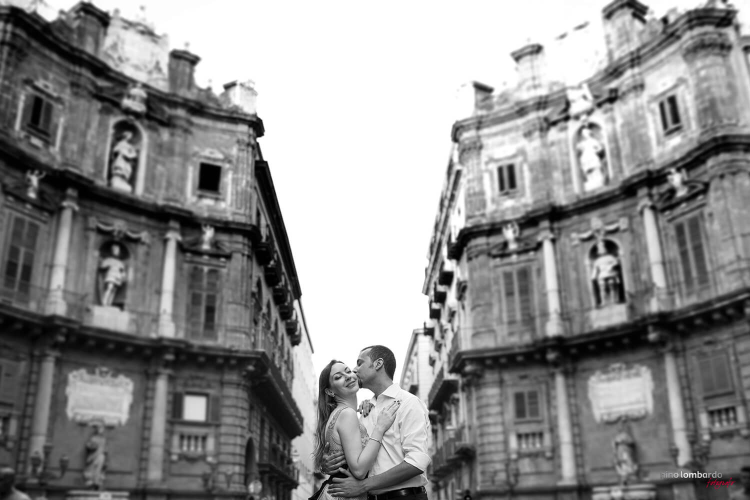 Palermo engagement shooting Quattro Canti down town best black and white pic Sicily Photographer Nino Lombardo